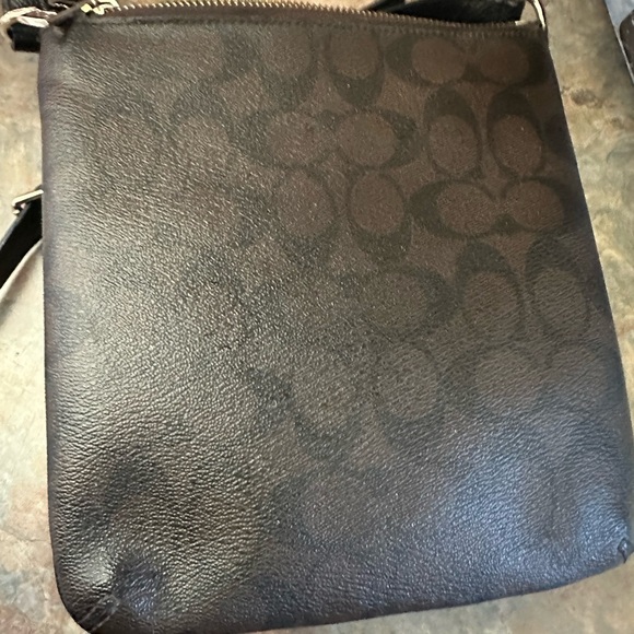 Coach cross body bag used for almost a year in good conditions - Picture 2 of 5